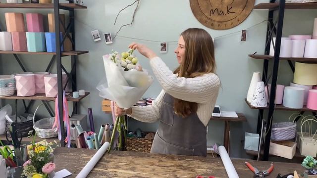Упаковка весеннего букета на 100 рублей/ Ирочка вещает/ Как собрать весенний букет смотреть онлайн