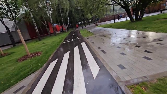 Гоняю на самокате под дождём еду домой с концерта смотреть онлайн