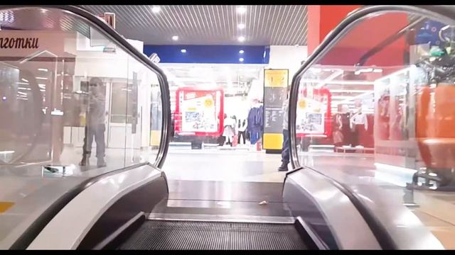 Макс гуляет по Моллу играет с машиной на пульте управления смотреть онлайн