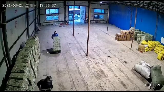 Консолидация груза на складе в Суйфэньхэ смотреть онлайн