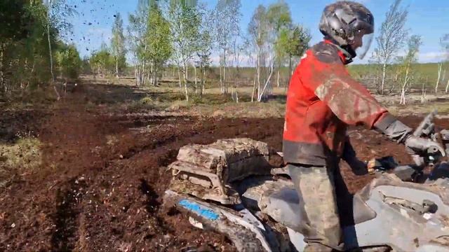 Чуть не сгорел квадроцикл BRP. Гоняем по болоту и торфоразработкам. смотреть онлайн