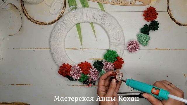 DIY?РОЖДЕСТВЕНСКИЙ ВЕНОЧЕК из КАРТОНА и ФЕТРА?Новогодний веночек своими руками из остатков? смотреть онлайн