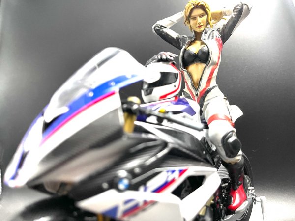 BMW HP4 RACE (MENG 1/9)RACER GIRL (MENG 1/9)
