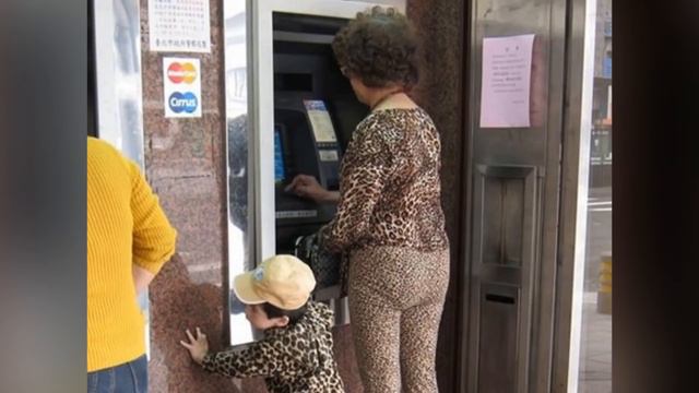 САМАЯ СТРАННАЯ ОДЕЖДА смотреть онлайн