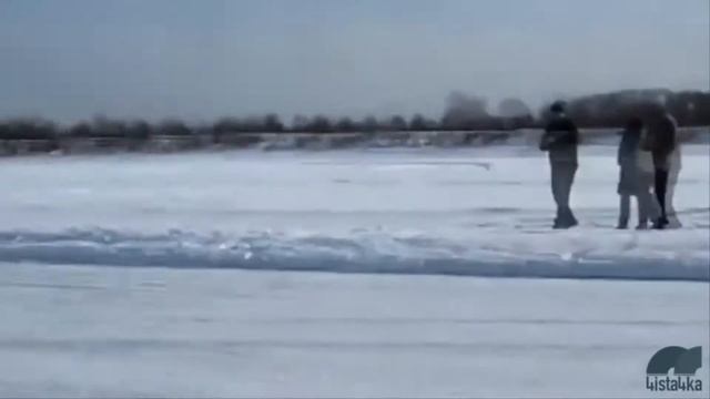 Мотоцикл зимой. Снег. Лёд. Шипы. смотреть онлайн