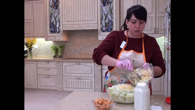 Салат из пекинской капусты с ананасами и сухариками. Готовиться очень быстро. смотреть онлайн