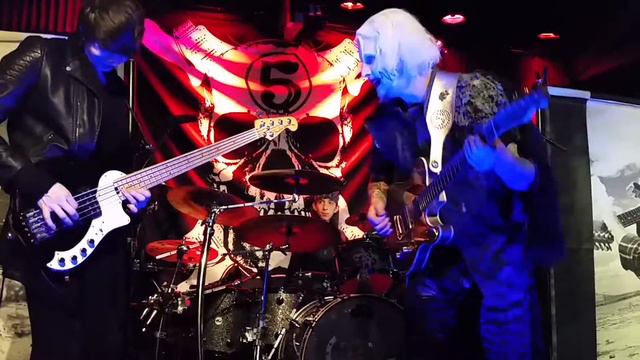 13-year-old drummer jams on stage with John 5 during concert, 3/20/2016 смотреть онлайн