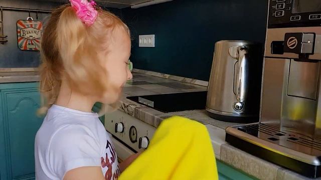 Настя хочет быть стройной, занимается спортом и ест здоровую еду! смотреть онлайн