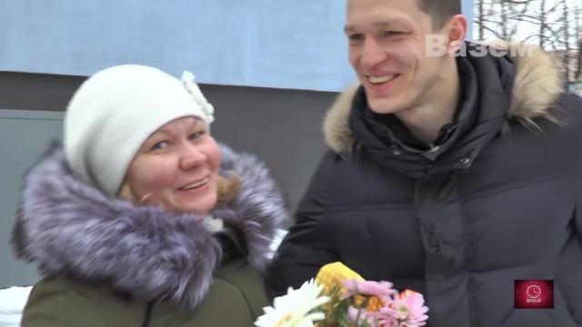 Боксёр - профессионал Евгений Вазем поздравляет обычных женщин с 8 марта! смотреть онлайн