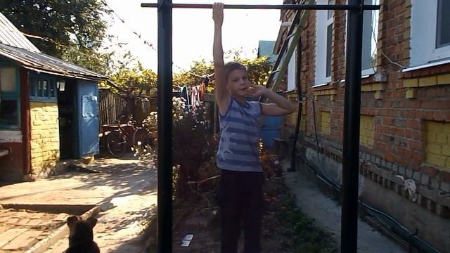 как сделать выход на одну руку на турнике/10 лайков новое видео!!!!! смотреть онлайн