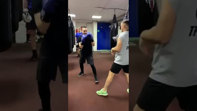 удар навстречу с добавлением в корпус смотреть онлайн
