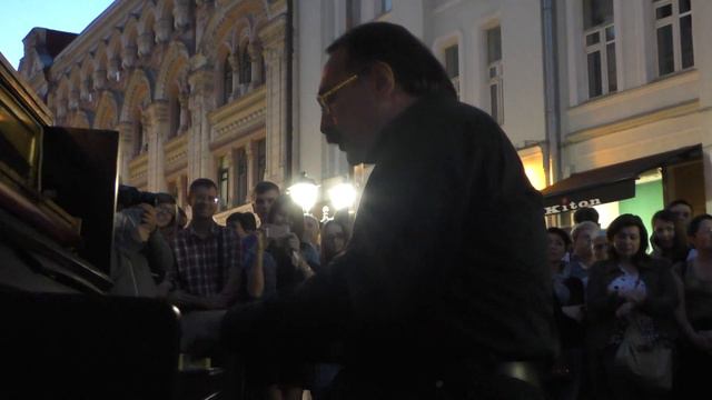 Даниил Крамер @ Столешников переулок, Фестиваль уличных пианино, 26.09.2015 (2) смотреть онлайн