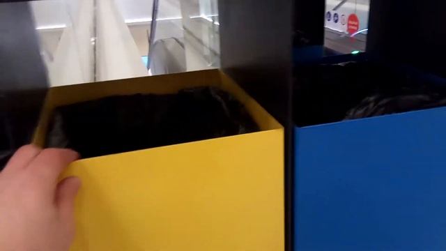 Урны для раздельного сбора мусора в ТРЦ Palazzo