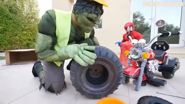 Плохой Ребенок, Распаковывающий И Собирающий Рулевое Колесо На Мотоцикле! W Johny Johny Да Папа Пе смотреть онлайн