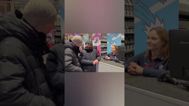 Омар выбирает коньки| Омар в Большом городе #shorts смотреть онлайн