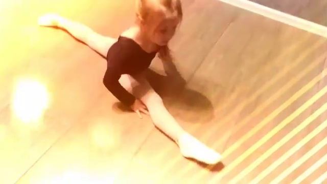 Соня Коколобанова художественная гимнастика первый шпагат первый кувырок  проба номер 1