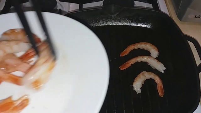 КОРОЛЕВСКИЕ КРЕВЕТКИ НА ПОДУШКЕ ИЗ ШПИНАТА смотреть онлайн