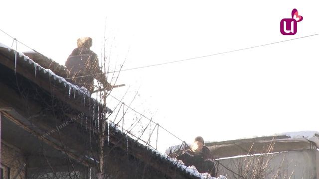 Междуреченские кровли освобождают от снега и наледи смотреть онлайн