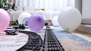 ПОЕЗДА для детей - ЛЕГО поезд на жд с воздушными шариками - Детский канал про поезда игрушки