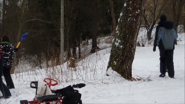 VLOG Зимние забавы. Строительство снежной крепости, игра в снежки: снежный бой | Winter games смотреть онлайн