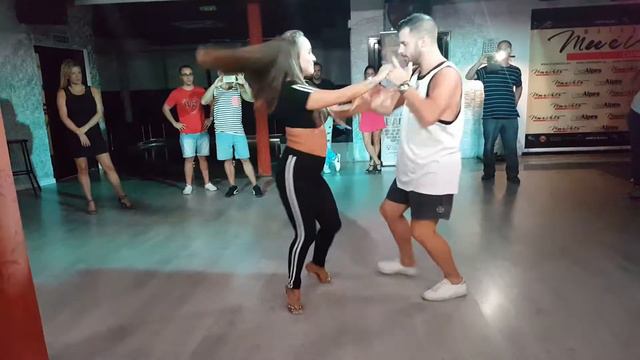 Bachata medio avanzado Valdi y Mireia Muévete Septiembre 2017 смотреть онлайн