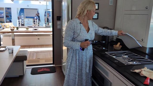 Aventura 14: моторный катамаран, где в 44-х футах места как в 60-ти. смотреть онлайн