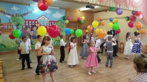 Торжественный вход на выпускной в детском саду