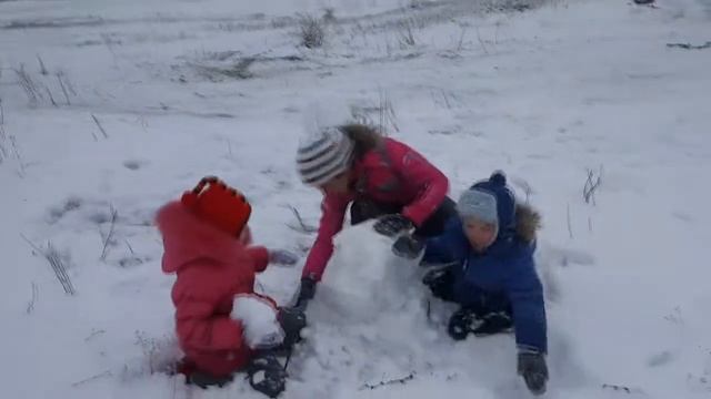 Лепим снеговика катаемся на горке зима 2016г. We are making a snowman ride on the hill winter 2016 смотреть онлайн