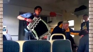 Песни зажигают в электричке У солдата выходной Народ поет