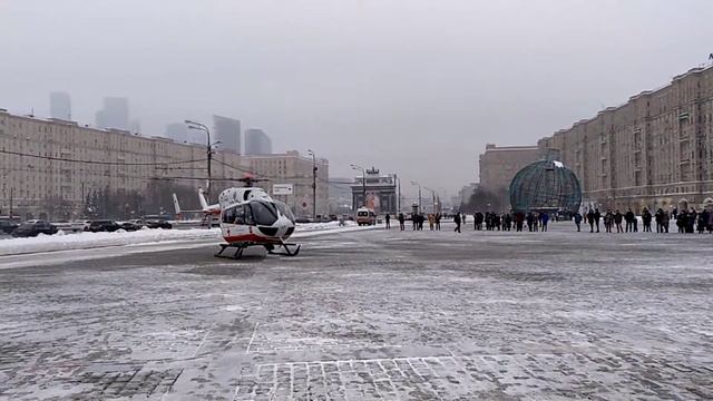 Взлет вертолета с площади Победы в Москве смотреть онлайн