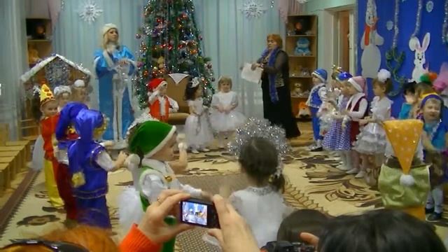 Танец у елочки смотреть онлайн
