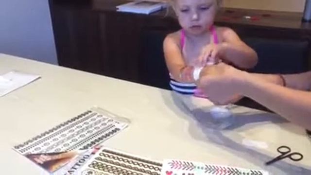 Популярные флеш тату у 2-х летней Мелании. смотреть онлайн