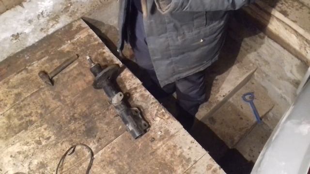 Заклинил амортизатор смотреть онлайн