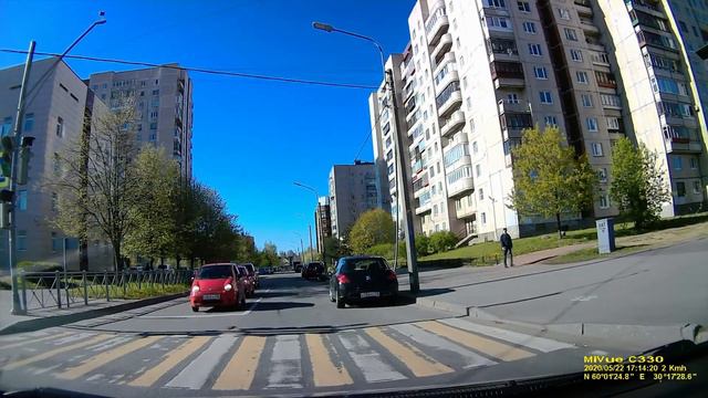 Мотоциклист скользит по асфальту смотреть онлайн