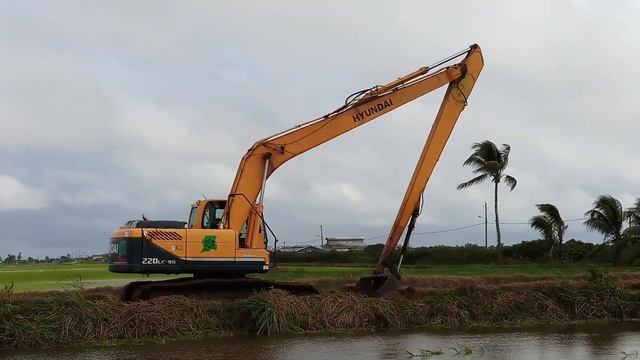 BIG HYUNDAI 220 LC-95 LONG REACH EXCAVATOR DREDGING WITH LONG BOOM THE DIRT ROAD смотреть онлайн
