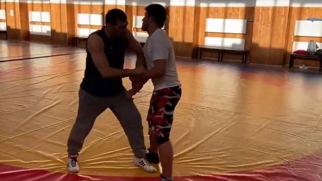 Скручивание обхватом руки и спины от Рустама Ассакалова смотреть онлайн