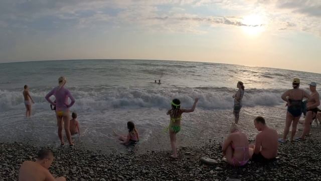 А вечером уже купаются! И брелок нашли! Лазаревское 12.08.2023.?ЛАЗАРЕВСКОЕ СЕГОДНЯ?СОЧИ. смотреть онлайн