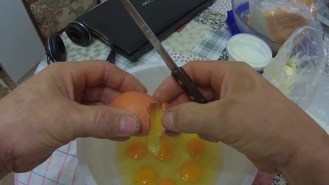 Как правильно разбить куриное яйцо. смотреть онлайн