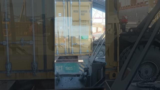Работаем вместе со мной на тягаче TERBERG. Погрузка-Выгрузка контейнеров с судна MSC VANQUISH. смотреть онлайн