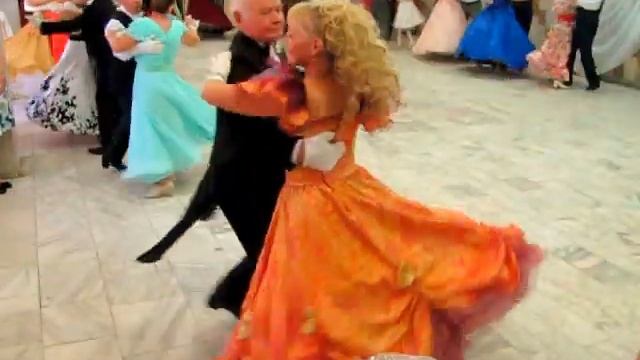 ВАЛЬС "ЖИЗНЬ ХУДОЖНИКА" на карачаровском балу 25 июля 2015 смотреть онлайн