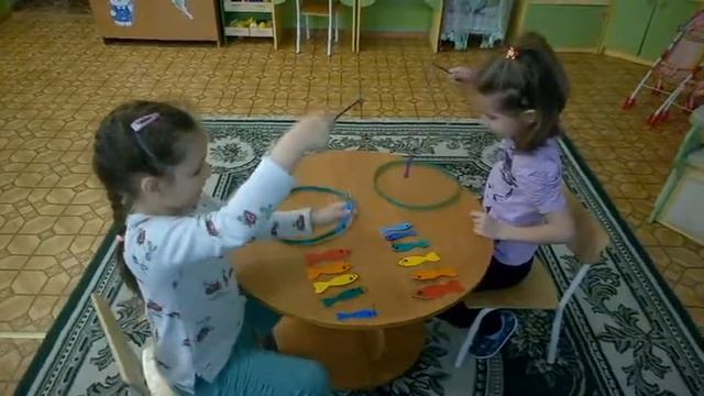 ДЕТИ В САДИКЕ ЖИВУТ И ИГРАЮТ И ПОЮТ смотреть онлайн