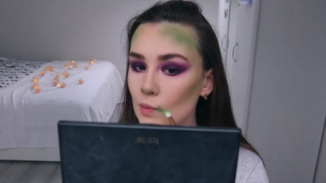 делаю странный МАКИЯЖ и КРАШУ ВОЛОСЫ в зеленый смотреть онлайн