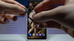 Установка SIM-карты и SD-карты памяти в Realme C21