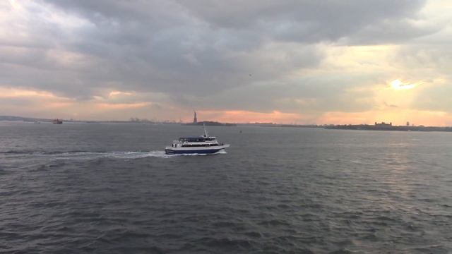 Мы купили мини вэн для встречи клиентов. Хостел в Нью Йорке. смотреть онлайн