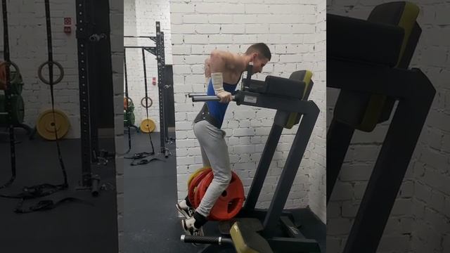Стритлифтинг - отжимание на брусьях с дополнительным весом 90 кг смотреть онлайн