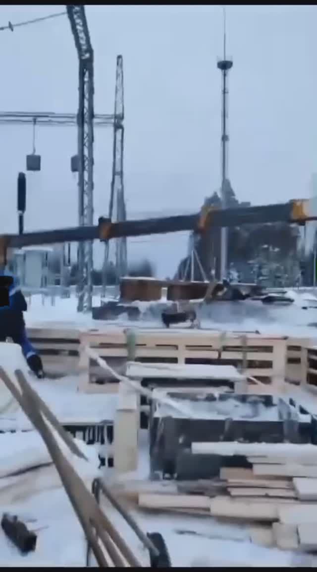 Жесть! Сломалась стрела на манипуляторе и убила рабочего🫣🤔