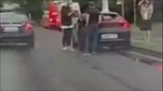 Кадры со сбитым человеком, оставшимся лежать на машине, в Брянске смотреть онлайн