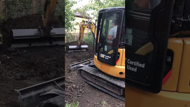 Миниэкскаватор Caterpillar смотреть онлайн