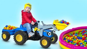 Большой синий трактор и самосвал играют в цветные шарики #видеодлядетей #детскийканал