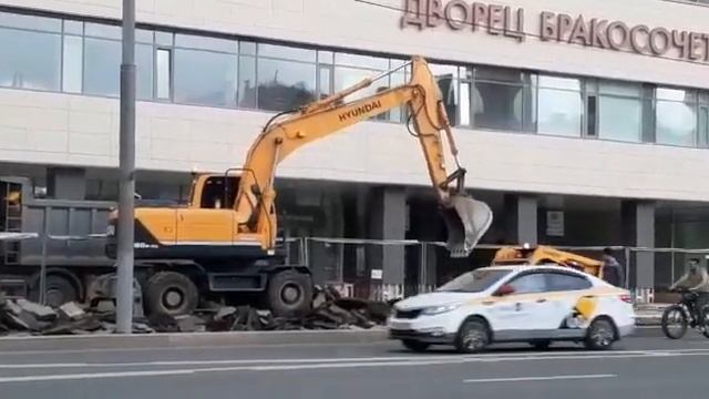 Замена асфальта на новое покрытие. Экскаватор и минипогрузчик смотреть онлайн